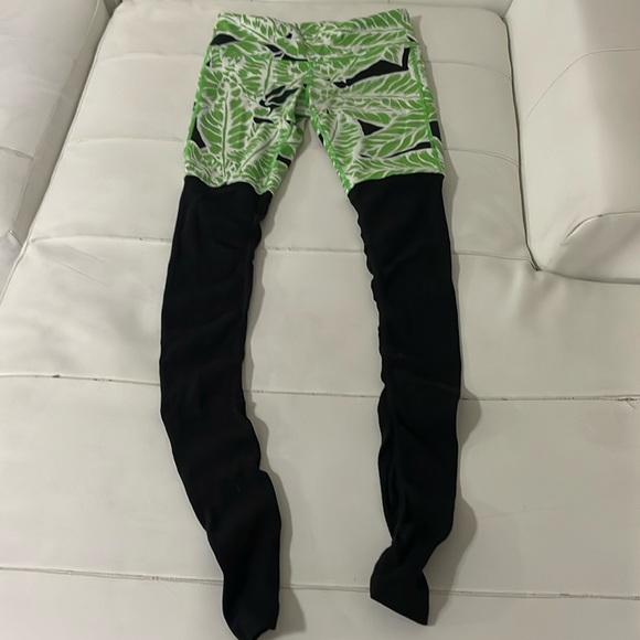 Alo green black leaf print tropical leggings Small - Picture 1 of 5